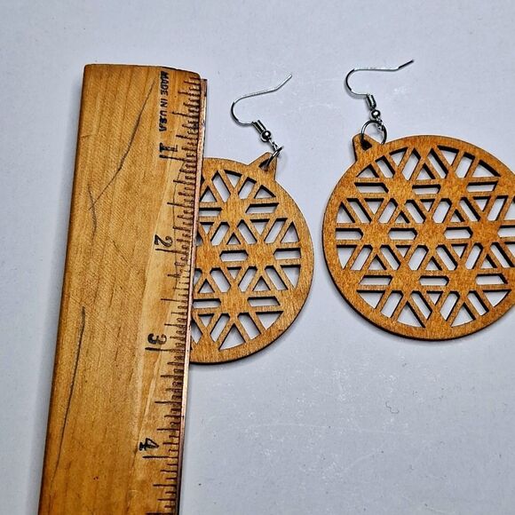 ROUND ornament style wood boho earrings - Picture 3 of 3